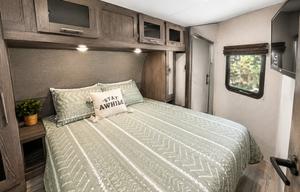 Surveyor 247BH Dog Friendly + Bunkhouse + Island