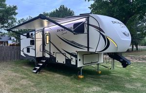 Modern 5th Wheel: Fireplace, Island & 2 Queens