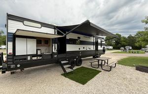 6 beds. Clean. Outdoor Living. Delivered & set-up