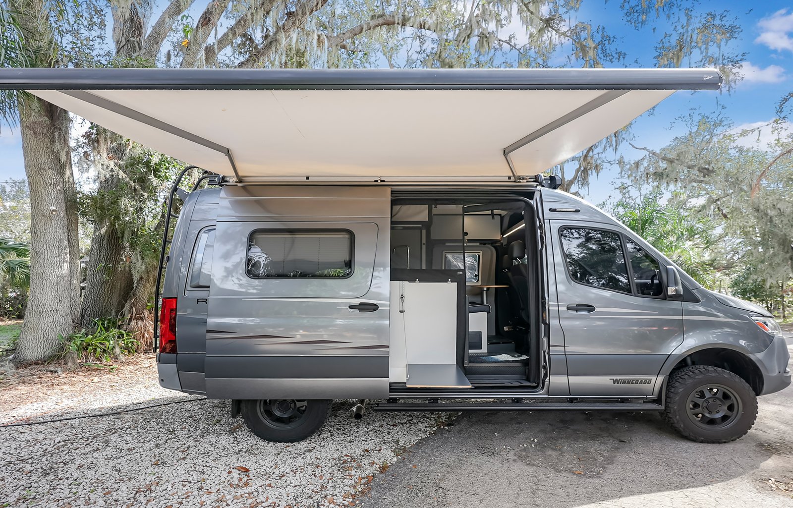Revel All wheel Drive van Winnebago Mercedes-Benz