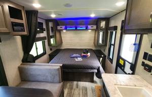 Adventure-Ready Family Camper/Sleeps 7/2021 Jayco