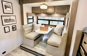 DeMonte—Luxury 4x4  Dynamax Isata 5 Extreme
