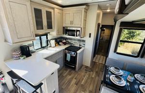 The Cabana Montana - 2021 Montana HC 377FL