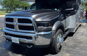 2016 Dynamax Isata 5 35DB RV rental photo 7