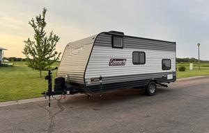 Lightweight, sleeps 6, upgrades! 400W solar system