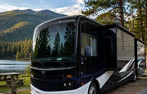 Easy-to-Drive Fleetwood Bounder Luxury Class A