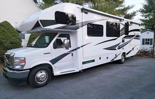 Roomy 2022 Jayco Greyhawk
