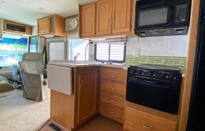 2005 Winnebago Brave 32 RV rental photo 9