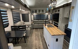 2 bedroom / loft luxury Camper (Generator add-on!)