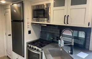 Glamping Haven: 2 Bdrms, Cozy Fire & Paws Welcome!