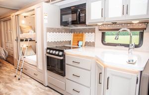 Luxury 2022 Thor Motor Coach Windsport 34J