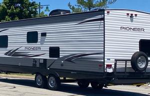 Razor Crest w/Bunk House