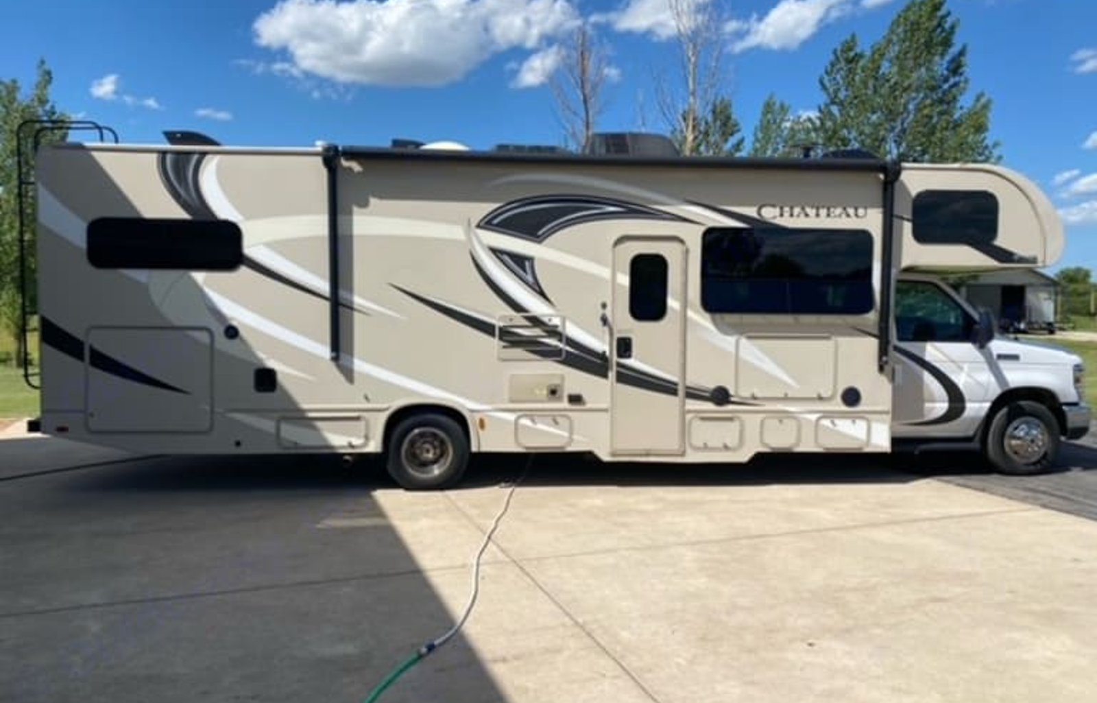Easy to drive 2017 Thor Chateau 31E bunkhouse