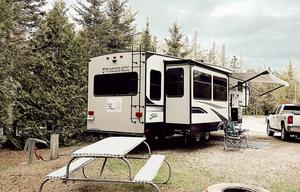 Phoenix Luxe Retreat – 2 Bedroom Family 5th Wheel