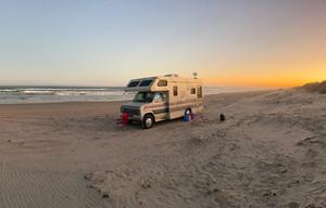 Retro 1989 Winnebago | Modern Upgrades, Sleeps 6