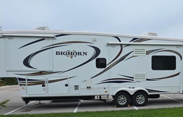 Hartland  2013 Bighorn RL2070 5th wheel.