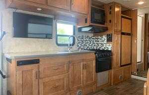 JANE - 2019 Winnebago Minnie Winnie 31K
