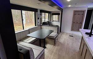 Pet Friendly- Sleeps 9- Outdoor Kitchen