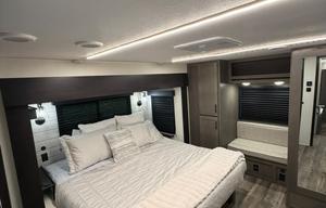 CL41 LUXURY FOREST RIVER CHEROKEE ARCTIC WOLF