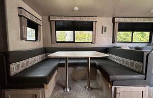 SPACIOUS FAMILY RV W/ ROOM FOR 10!