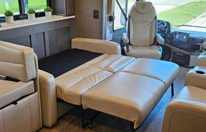 Beautiful 2021 Thor Palazzo 37.4 with all you need