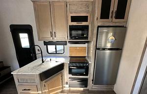 2022 Forest River Cherokee Arctic Wolf 321BH