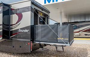North Cascades Bounder | Luxury | Spacious | Vegas