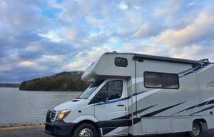 The Easy Escape | Sleeps 5 | BNA Pickup Available
