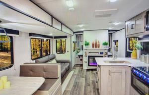 Clean & Spacious Bunkhouse Camper w/ Delivery