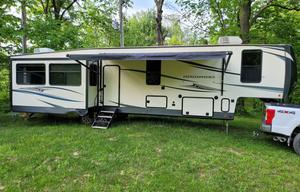 Full Sized Fifth Wheel for Full Time Fun
