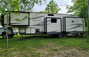 Full Sized Fifth Wheel for Full Time Fun