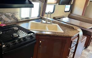 2015 Thor Freedom Elite 28’ Motorhome, Low Mileage