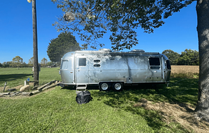Pearl – A Refined Airstream Escape with Space