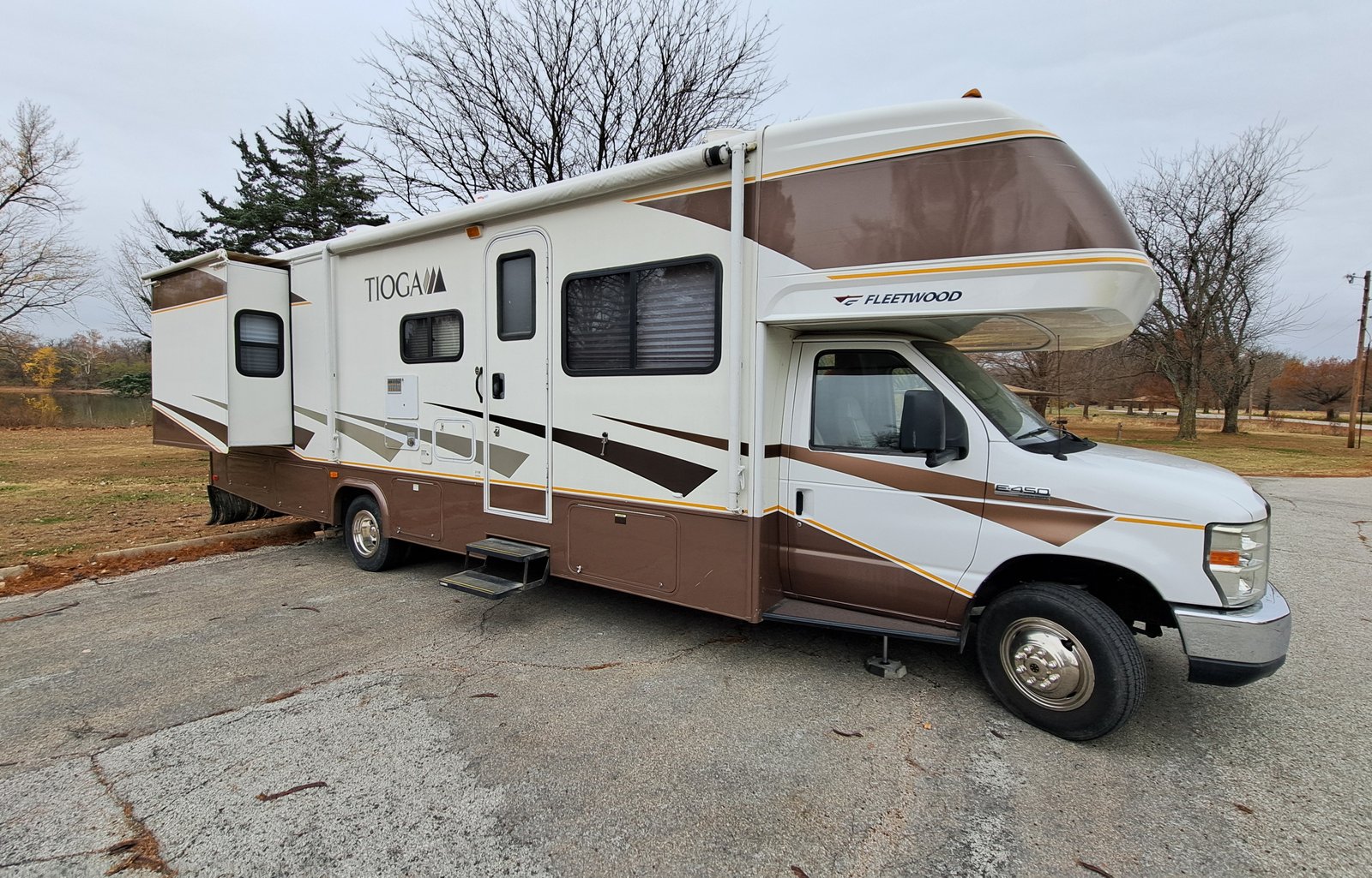 2008 Fleetwood RV Tioga 31M - Self Leveling