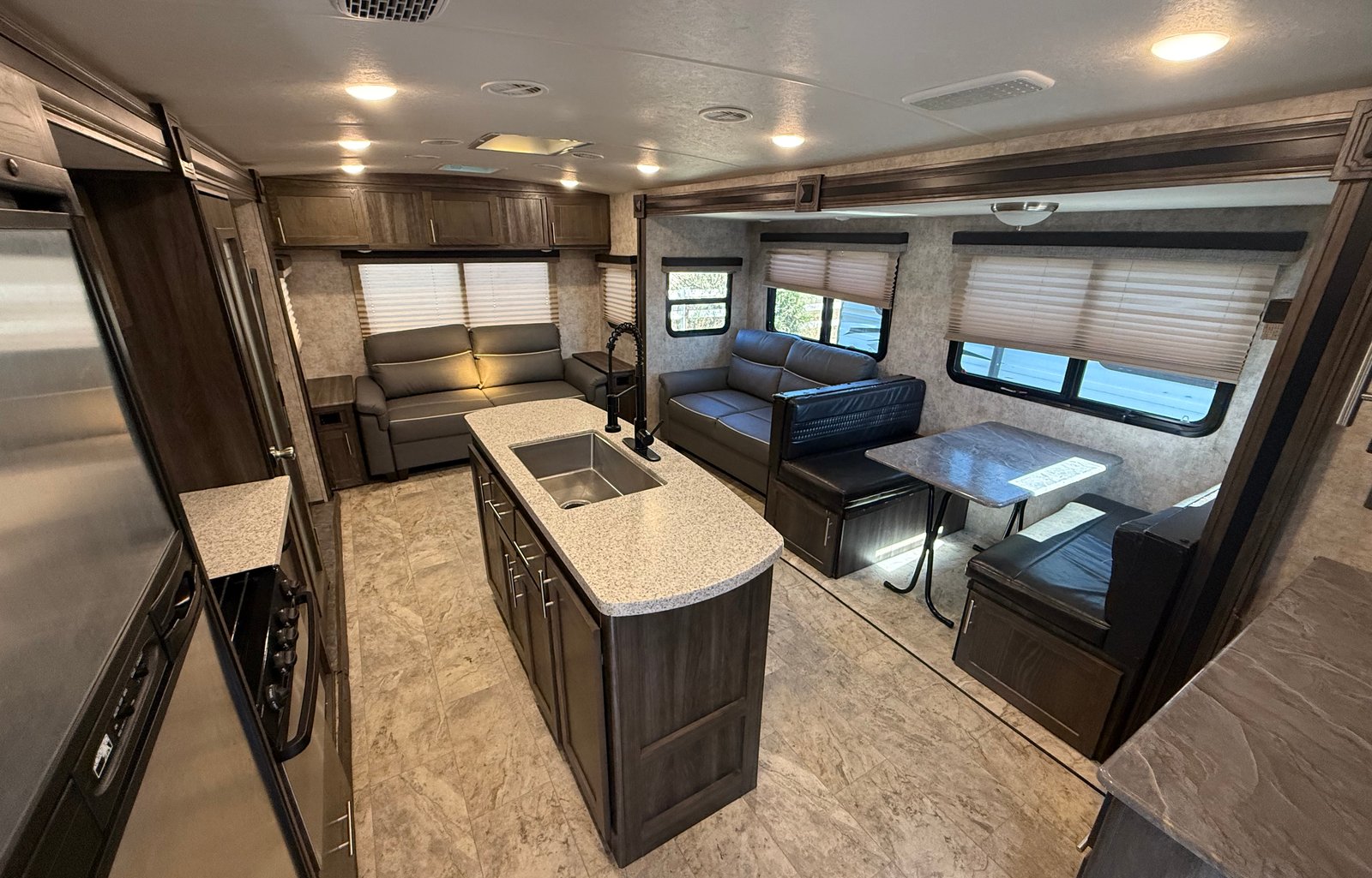 Sleeps 6 - Highland Ridge Light Spacious Trailer