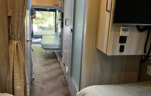 27 foot international - Power awning, Rear Hatch!