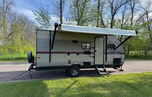 Big slide out, sleeps 6, under 4,000 lb! 400W solar
