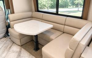 ❦ Discovery Pie ❦ Luxe Diesel • Sleeps 10 • Lounge