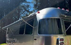 27 foot international - Power awning, Rear Hatch!