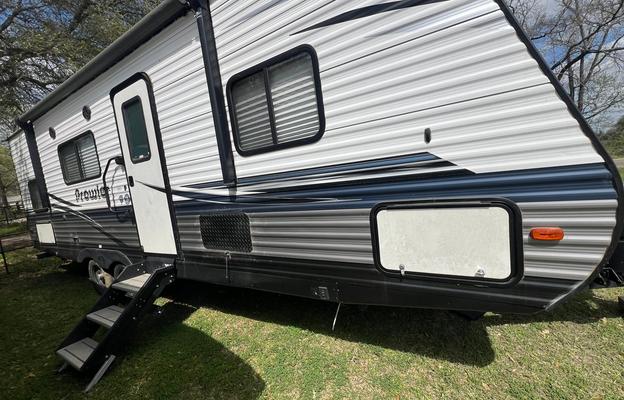 Ryan and Christina’s kid and pet friendly RV!