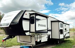 Phoenix Luxe Retreat – 2 Bedroom Family 5th Wheel