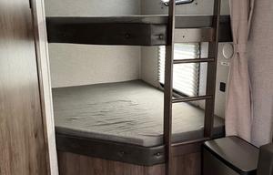 2021 EAST TO WEST Della Terra Bunk House
