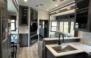 Luxury 2025 Alliance Valor 44V14 w/ 14' Garage