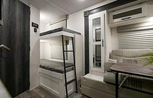 R-POD 193 w/King Size Bed **Delivery Offered**