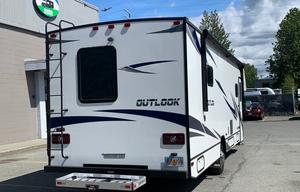 SKYLAR - 2020 Winnebago Outlook 31N 11704 PWI