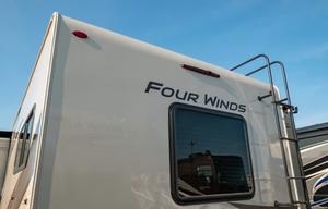 C9 Luxury Four Winds 10 Sleeper w Bunks! 2 Slides
