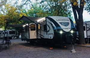 Luxury Lacrosse Camper RV Rental 35'