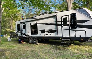 2022 Fuel 305 RV rental photo 16