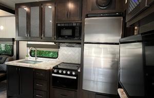 Travel Trailer / Toy Hauler / Sleeps 6 / Rear Deck