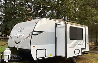 The little lodge - cozy family camper for 8!